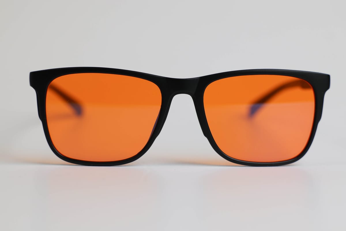 SAFEBLUE Classic visti frontalmente: montatura nera opaca e lenti arancioni