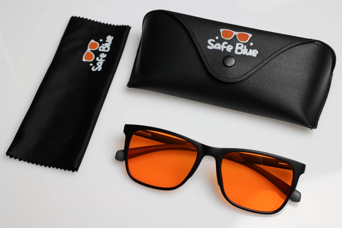 Kit completo SAFEBLUE: occhiali, custodia rigida con logo e panno in microfibra
